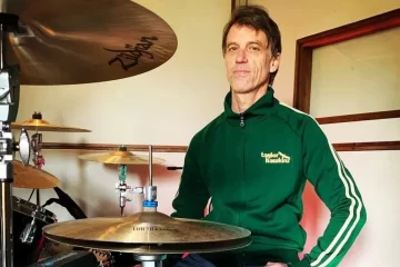 Matt Cameron, ex-baterista do Pearl Jam, sentado em sua bateria após anunciar saída da banda em 2025.