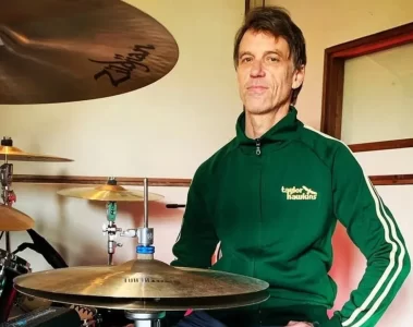 Matt Cameron, ex-baterista do Pearl Jam, sentado em sua bateria após anunciar saída da banda em 2025.