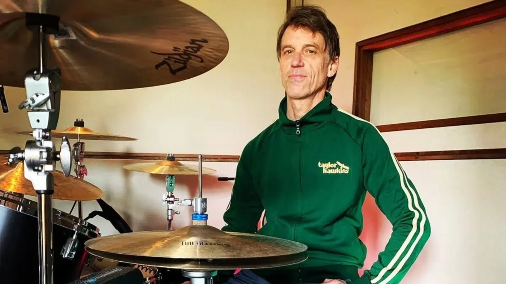 Matt Cameron, ex-baterista do Pearl Jam, sentado em sua bateria após anunciar saída da banda em 2025.