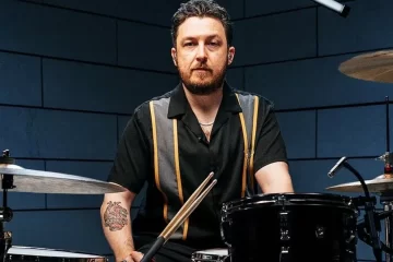 Matt Helders, baterista do Arctic Monkeys, sentado à bateria, lança seu projeto solo Terrific.