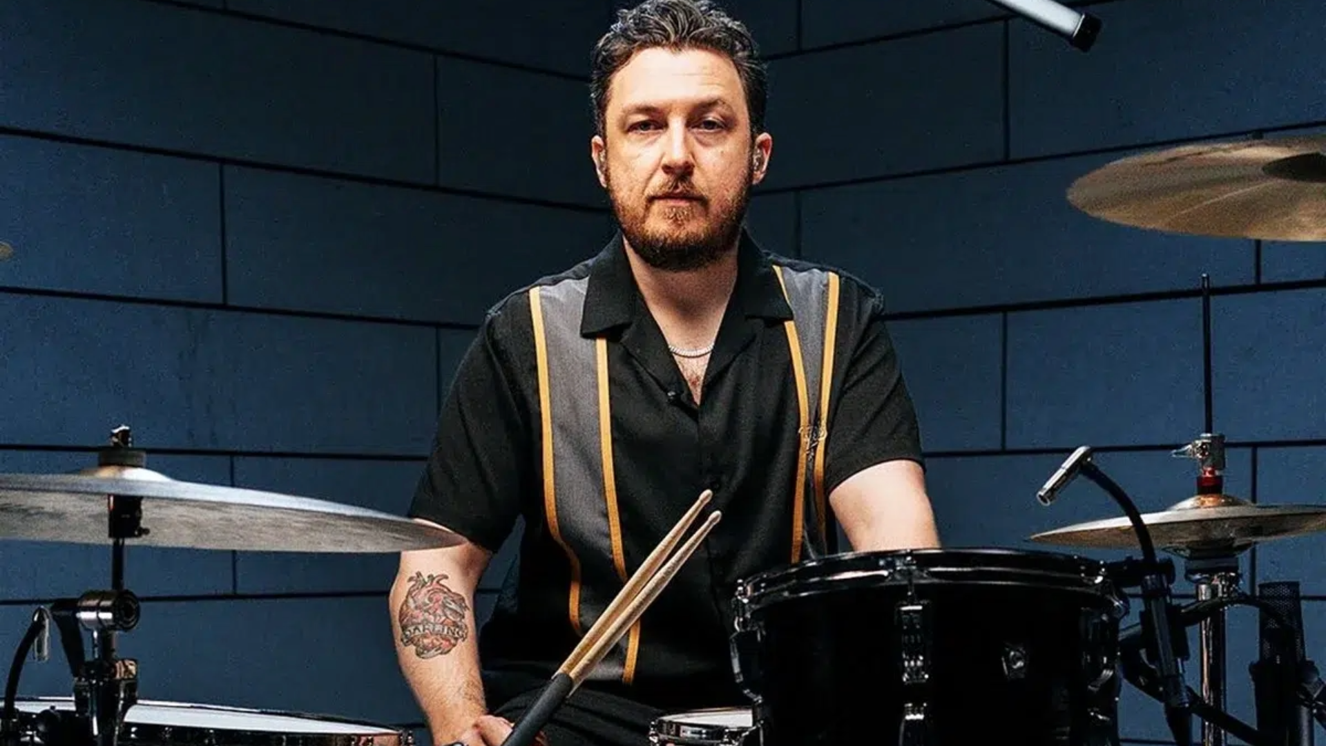 Matt Helders, baterista do Arctic Monkeys, sentado à bateria, lança seu projeto solo Terrific.