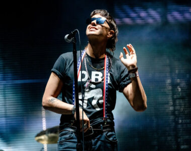 Julian Casablancas, vocalista do The Strokes, durante apresentação ao vivo em 2025.