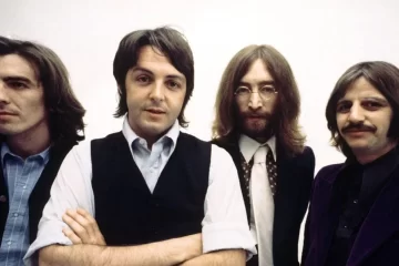 Os Beatles em 1970 durante a fase do álbum Let It Be, que abre com a canção simbólica “Two of Us”.