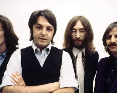 Os Beatles em 1970 durante a fase do álbum Let It Be, que abre com a canção simbólica “Two of Us”.