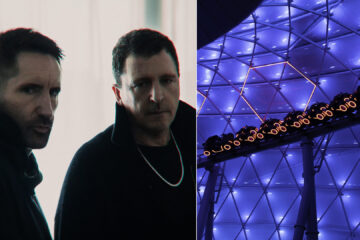Trent Reznor e Atticus Ross, do Nine Inch Nails, ao lado da montanha-russa Tron na Disney iluminada em azul.