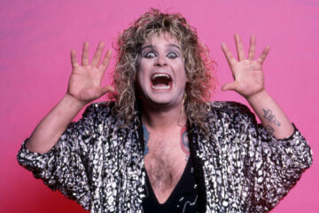 Ozzy Osbourne nos anos 80, em foto com expressão irreverente e figurino extravagante, o "Príncipe das Trevas" do heavy metal.