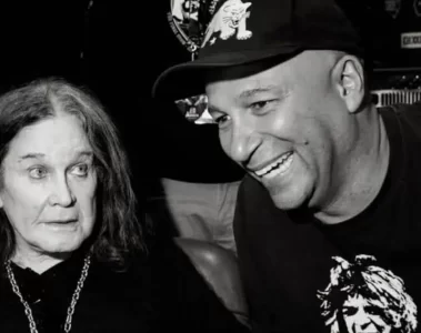 Ozzy Osbourne e Tom Morello sorrindo juntos nos bastidores após show do Black Sabbath.