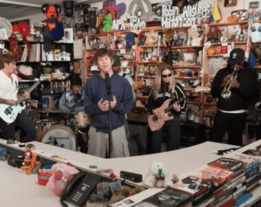 A banda Turnstile se apresenta no Tiny Desk da NPR com guitarras, bateria e seção de metais.