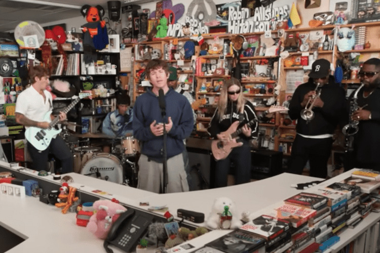 A banda Turnstile se apresenta no Tiny Desk da NPR com guitarras, bateria e seção de metais.