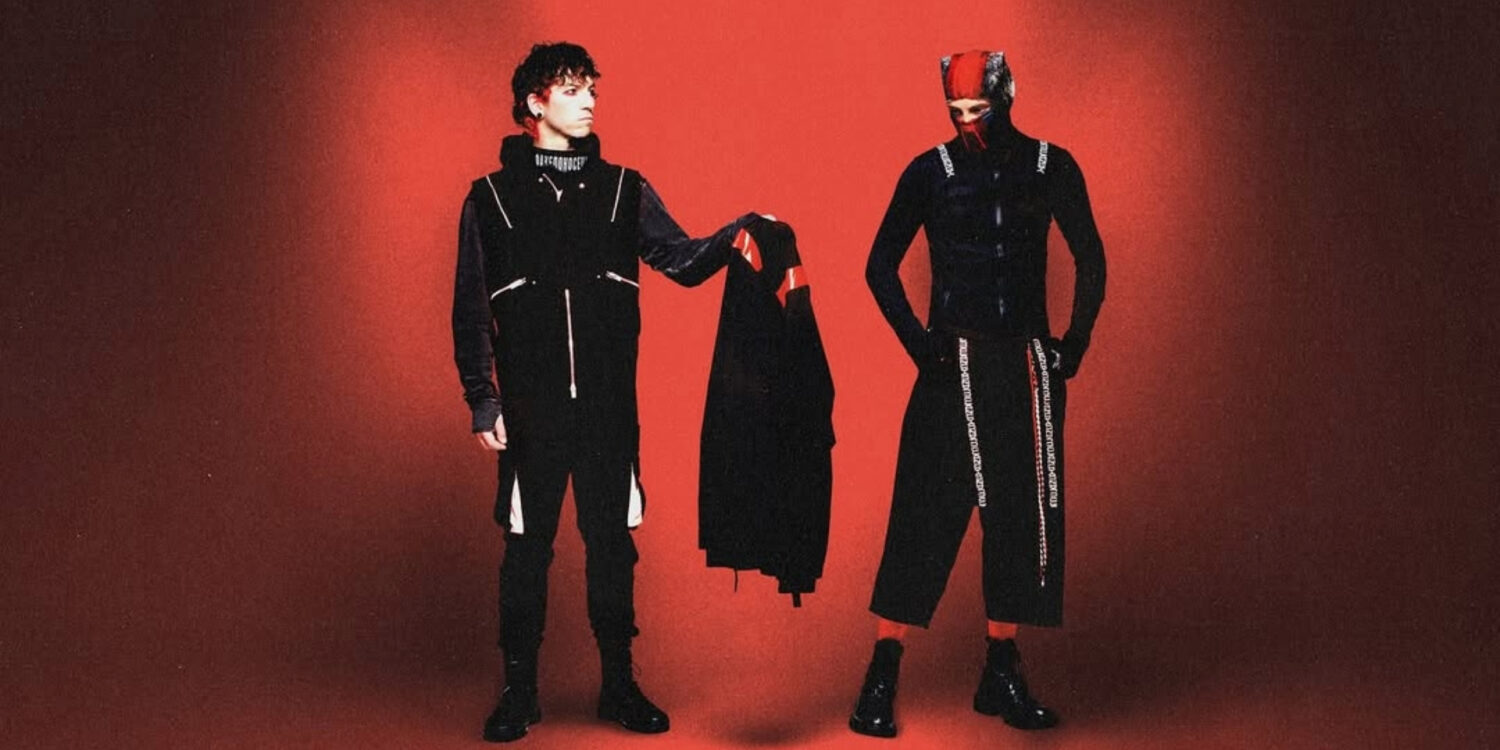 Capa promocional de Breach (2025), álbum do Twenty One Pilots, com Tyler Joseph e Josh Dun em cenário vermelho, explorando a saga de Clancy.