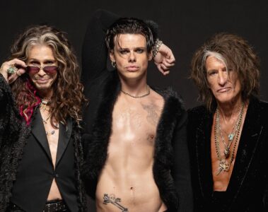 Steven Tyler, Yungblud e Joe Perry posam juntos para anunciar o EP colaborativo One More Time, que traz o single “My Only Angel”.