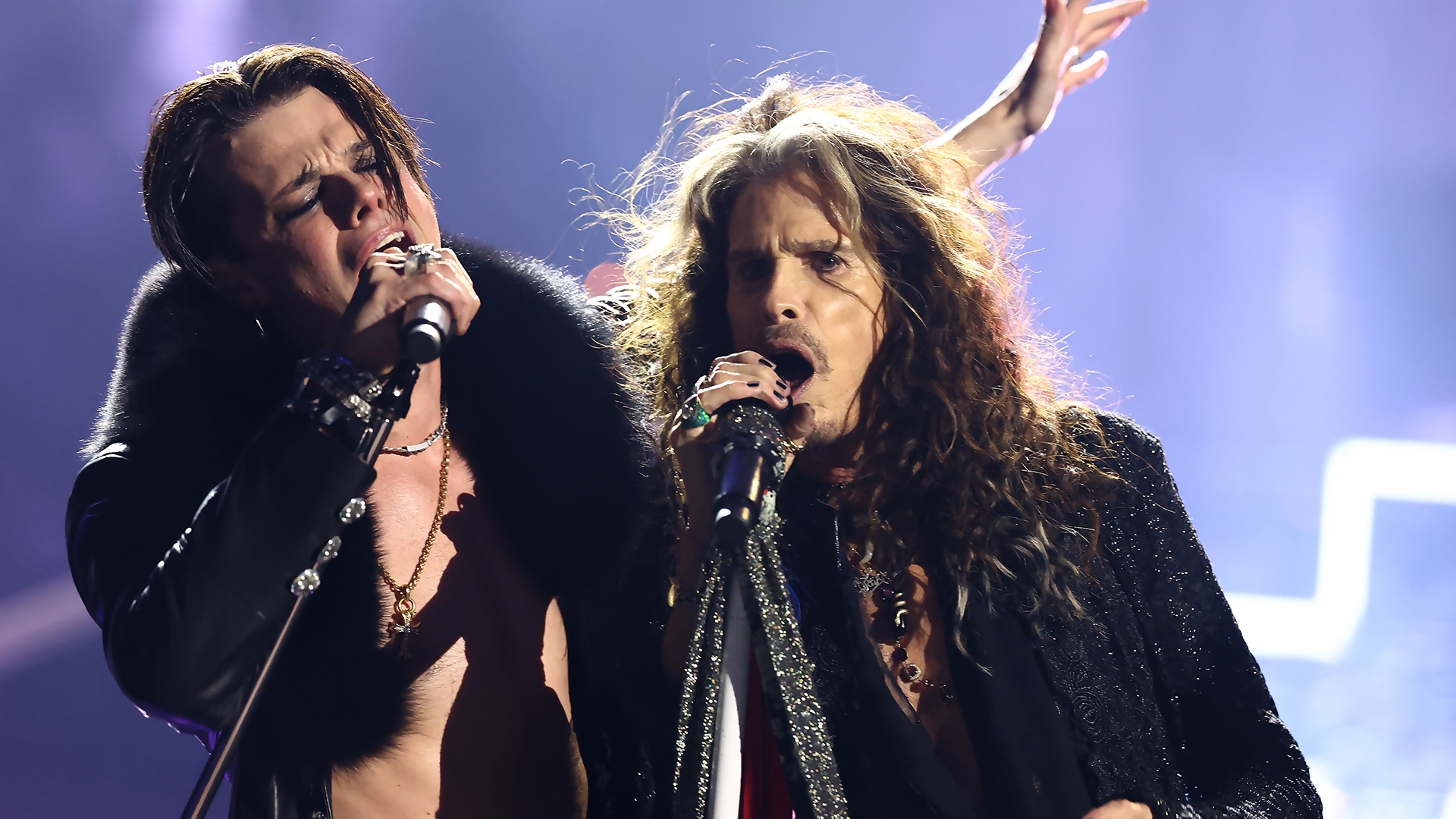 Yungblud e Steven Tyler cantando juntos no palco do VMA 2025 em homenagem a Ozzy Osbourne.