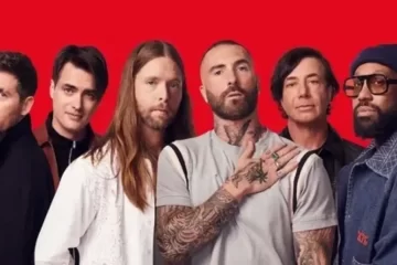 Maroon 5 posa em fundo vermelho para divulgação do show gratuito da Bud Live em São Paulo.