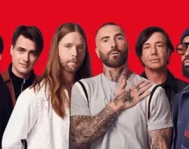 Maroon 5 posa em fundo vermelho para divulgação do show gratuito da Bud Live em São Paulo.