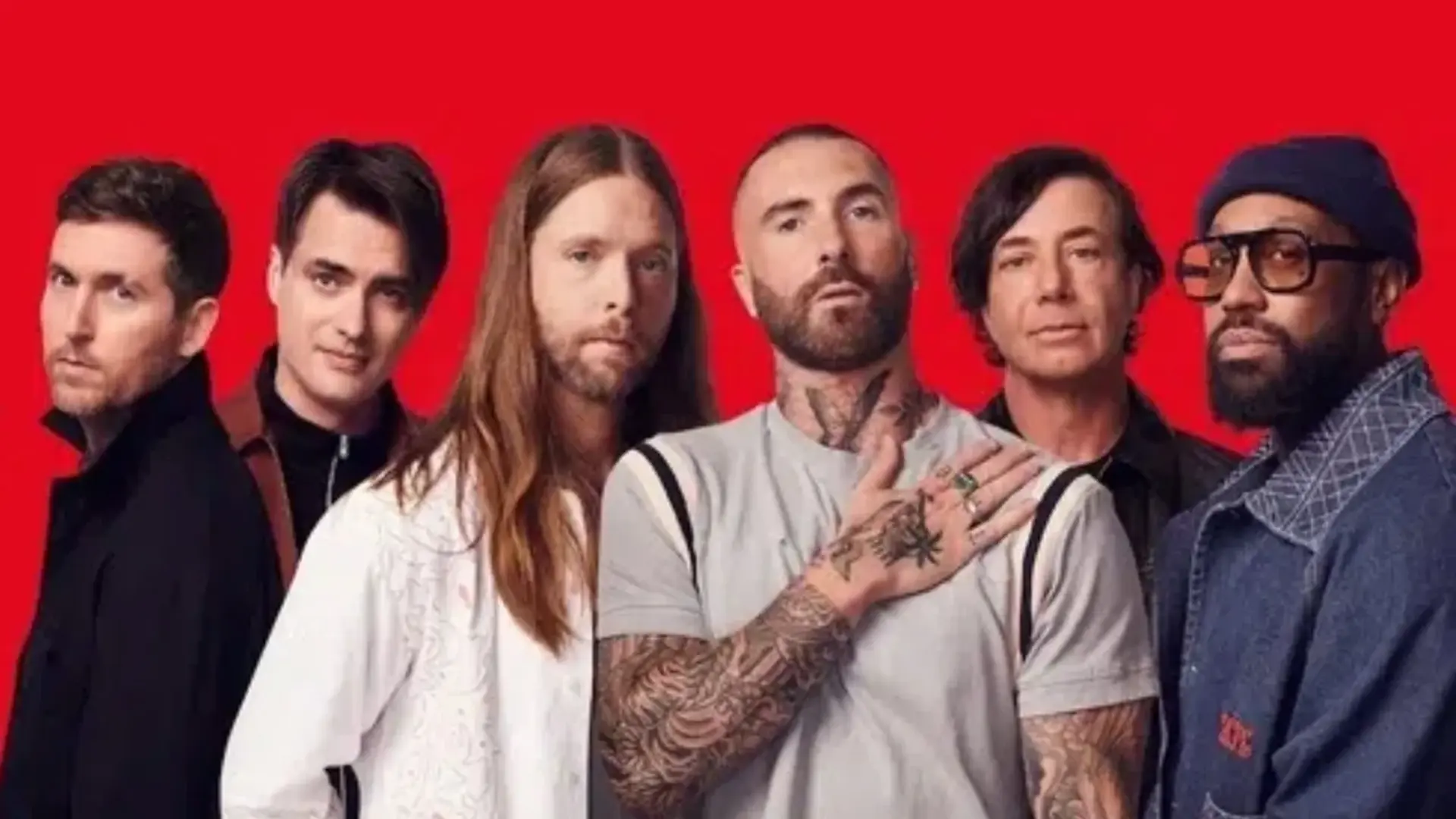 Maroon 5 posa em fundo vermelho para divulgação do show gratuito da Bud Live em São Paulo.