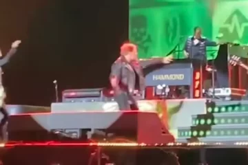 Axl Rose joga microfone no palco durante show do Guns N’ Roses em Buenos Aires, Argentina.