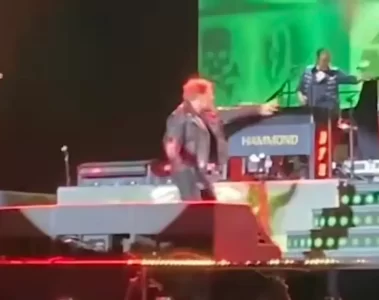 Axl Rose joga microfone no palco durante show do Guns N’ Roses em Buenos Aires, Argentina.
