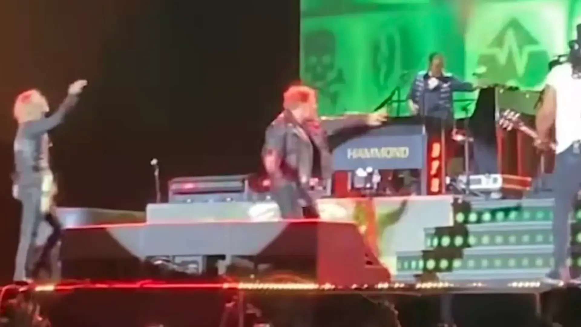 Axl Rose joga microfone no palco durante show do Guns N’ Roses em Buenos Aires, Argentina.