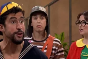 Bad Bunny caracterizado como Quico em homenagem ao seriado Chaves durante esquete do Saturday Night Live, ao lado dos personagens Chaves e Chiquinha.