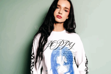 Da estreia no YouTube ao destaque no metal contemporâneo, conheça a trajetória, os álbuns e as parcerias que tornaram Poppy uma das artistas mais versáteis da atualidade. (Foto: Reprodução/Instagram)