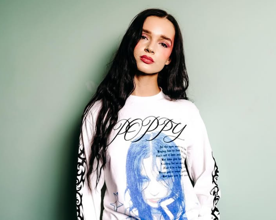 Da estreia no YouTube ao destaque no metal contemporâneo, conheça a trajetória, os álbuns e as parcerias que tornaram Poppy uma das artistas mais versáteis da atualidade. (Foto: Reprodução/Instagram)