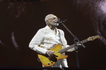 Gilberto Gil cantando e tocando guitarra durante show da turnê Tempo Rei na Farmasi Arena, no Rio de Janeiro. Foto: Joel Rocha / Moodgate