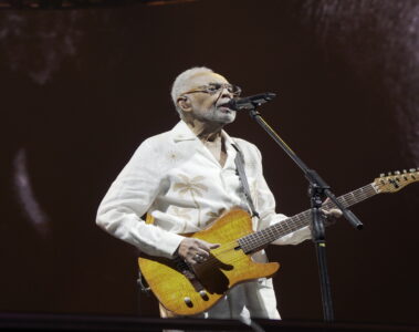 Gilberto Gil cantando e tocando guitarra durante show da turnê Tempo Rei na Farmasi Arena, no Rio de Janeiro. Foto: Joel Rocha / Moodgate