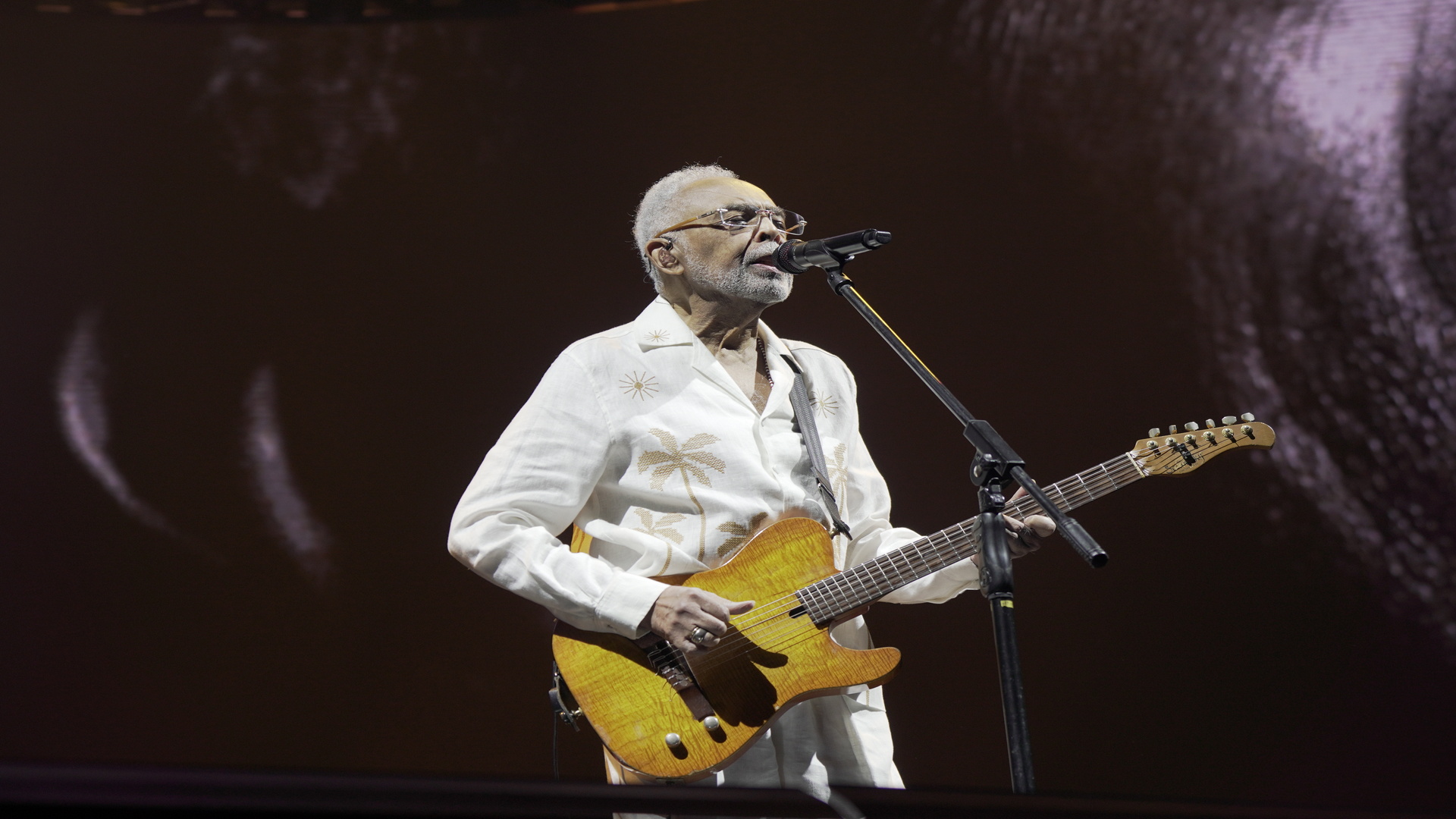 Gilberto Gil cantando e tocando guitarra durante show da turnê Tempo Rei na Farmasi Arena, no Rio de Janeiro. Foto: Joel Rocha / Moodgate