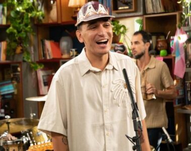 João Gomes sorri durante sua apresentação de estreia no Tiny Desk Brasil, acompanhado por banda em ambiente intimista no escritório do Google.