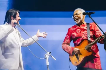 Gilberto Gil e Roberto Carlos cantam juntos durante show da turnê Tempo Rei no Allianz Parque, em São Paulo.