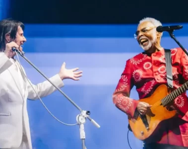 Gilberto Gil e Roberto Carlos cantam juntos durante show da turnê Tempo Rei no Allianz Parque, em São Paulo.