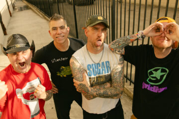 Integrantes do New Found Glory posam em foto promocional para o álbum Listen Up! de 2025.