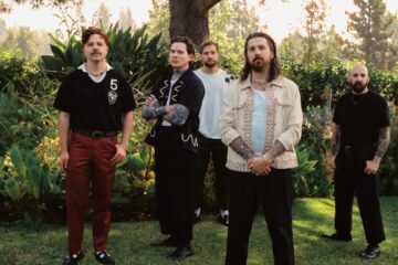 Jeremy DePoyster e a banda The Devil Wears Prada durante sessão promocional do single “Eyes” do álbum Flowers (2025).