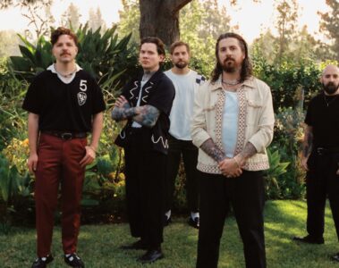 Jeremy DePoyster e a banda The Devil Wears Prada durante sessão promocional do single “Eyes” do álbum Flowers (2025).