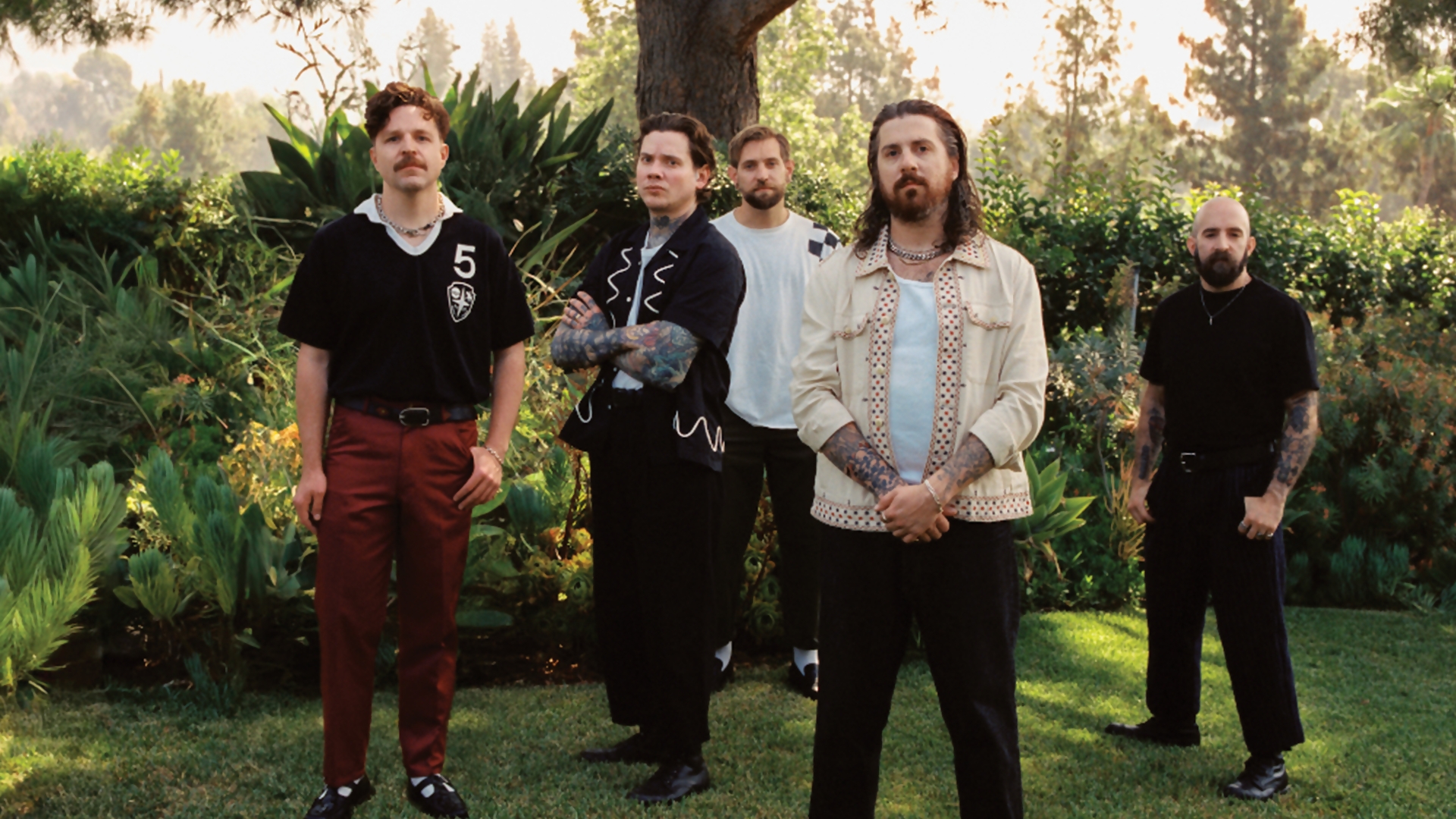 Jeremy DePoyster e a banda The Devil Wears Prada durante sessão promocional do single “Eyes” do álbum Flowers (2025).