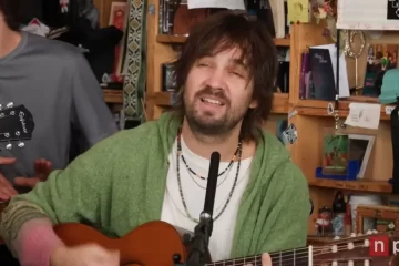 Kevin Parker, do Tame Impala, se apresenta em formato acústico no Tiny Desk Concert da NPR Music.
