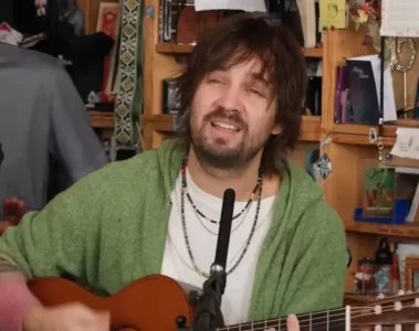Kevin Parker, do Tame Impala, se apresenta em formato acústico no Tiny Desk Concert da NPR Music.
