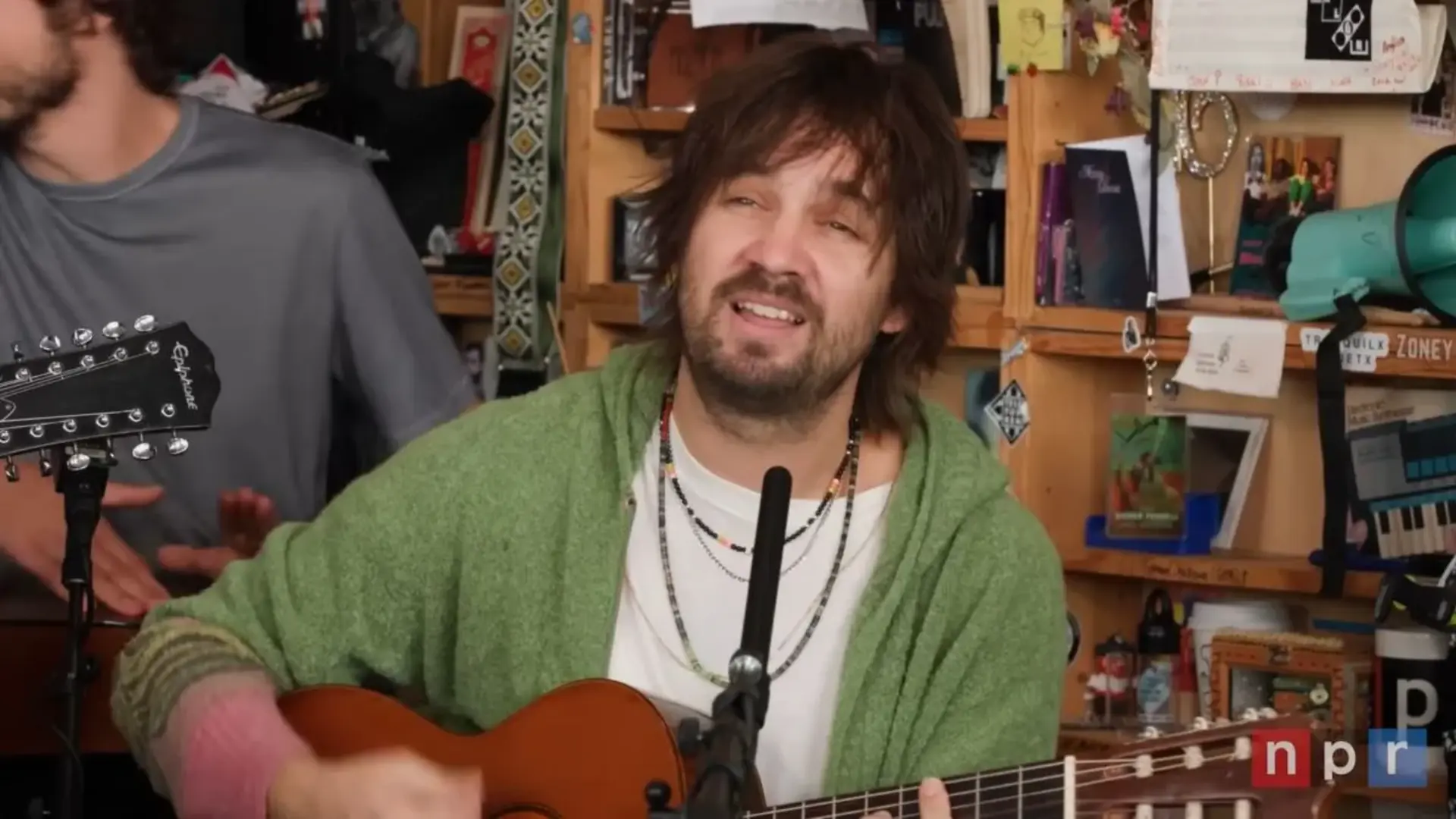 Kevin Parker, do Tame Impala, se apresenta em formato acústico no Tiny Desk Concert da NPR Music.