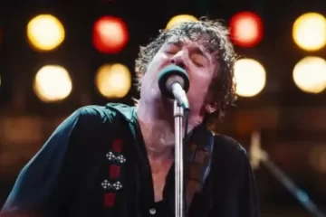 Jeremy Allen White interpretando Bruce Springsteen e cantando Born to Run em cena do filme Deliver Me From Nowhere.