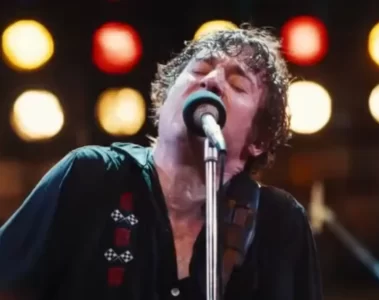 Jeremy Allen White interpretando Bruce Springsteen e cantando Born to Run em cena do filme Deliver Me From Nowhere.