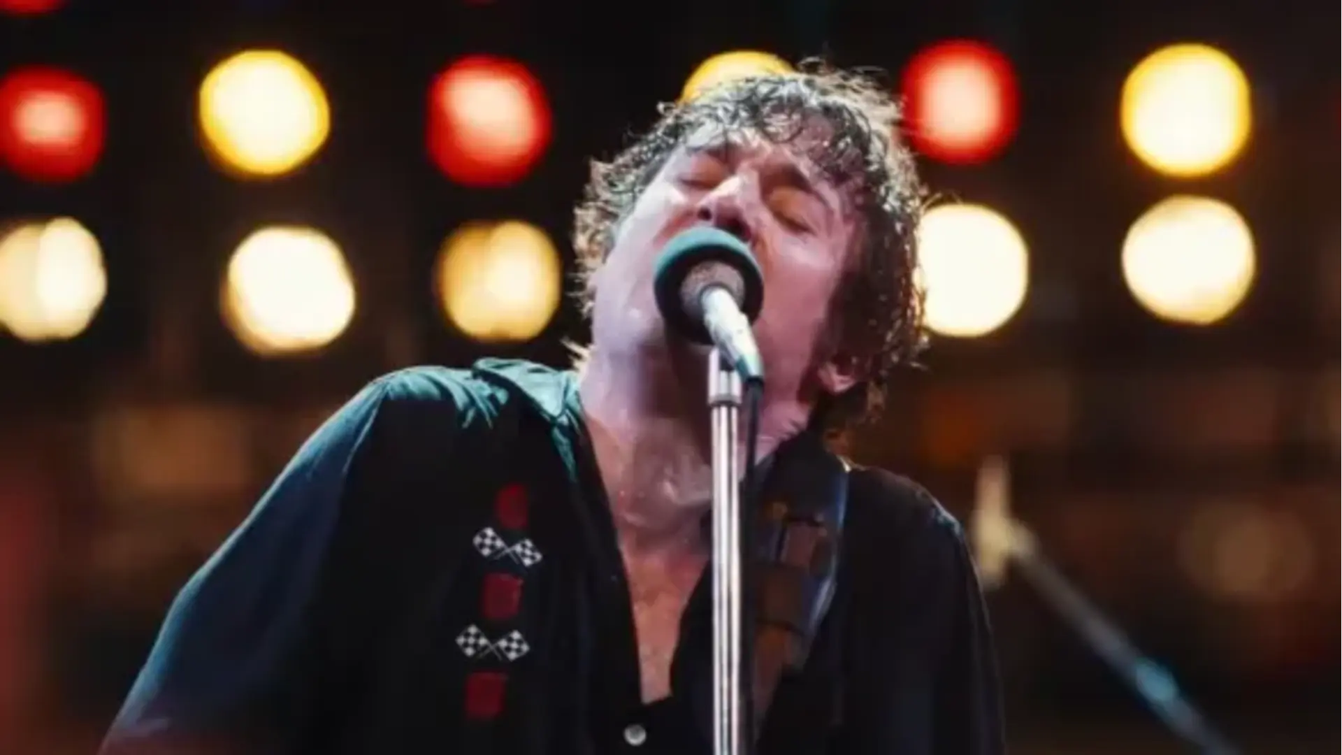 Jeremy Allen White interpretando Bruce Springsteen e cantando Born to Run em cena do filme Deliver Me From Nowhere.
