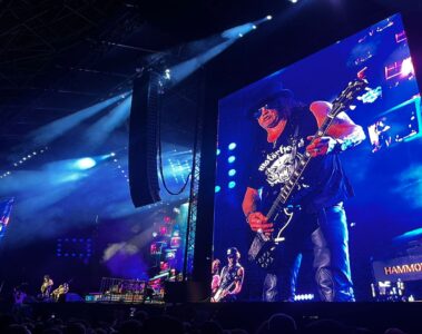 Slash tocando guitarra durante o show do Guns N’ Roses no Allianz Parque em São Paulo, com solo cinematográfico exibido no telão do palco.