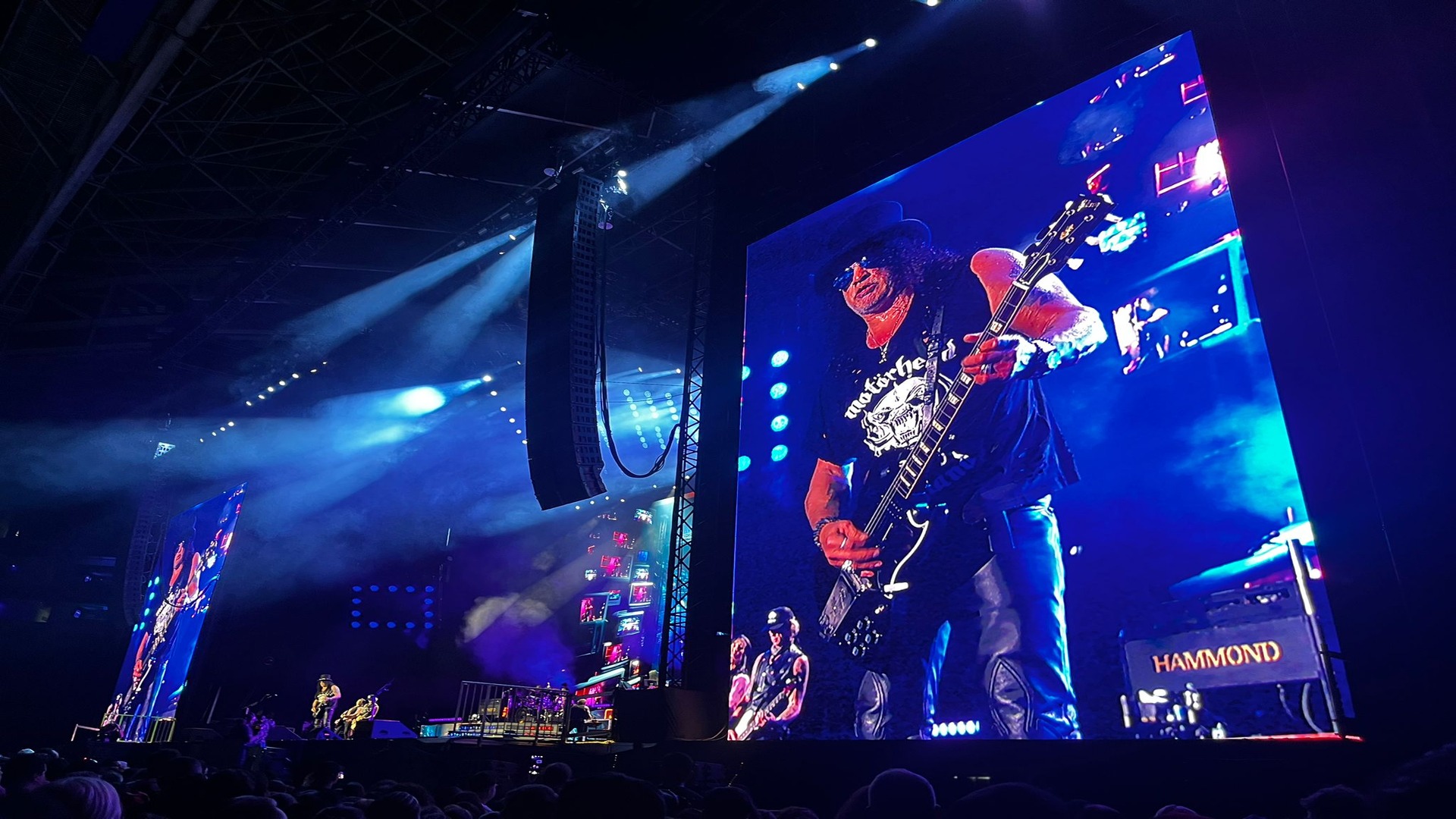 Slash tocando guitarra durante o show do Guns N’ Roses no Allianz Parque em São Paulo, com solo cinematográfico exibido no telão do palco.