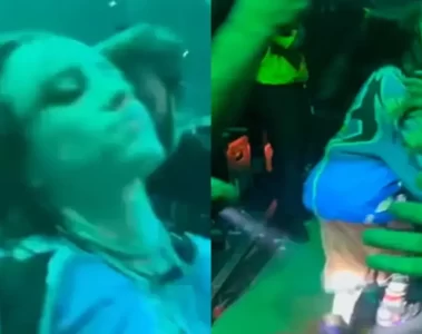 Billie Eilish é puxada por um fã durante show em Miami enquanto cumprimenta o público na turnê Hit Me Hard and Soft.