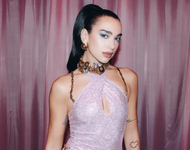 Dua Lipa está voltando ao Brasil, agora com a Radical Optmism Tour. Quais covers a cantora pode escolher para tocar por aqui? Veja apostas!