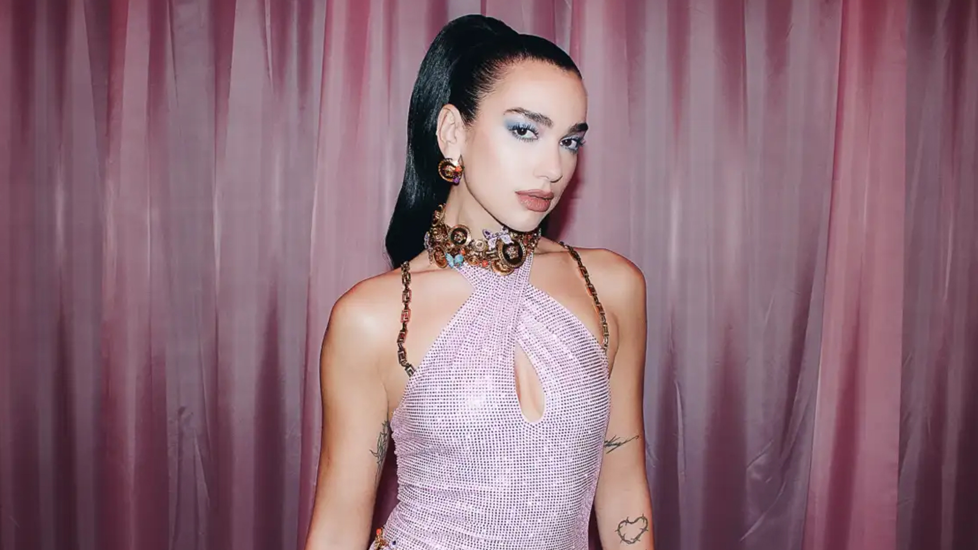 Dua Lipa está voltando ao Brasil, agora com a Radical Optmism Tour. Quais covers a cantora pode escolher para tocar por aqui? Veja apostas!