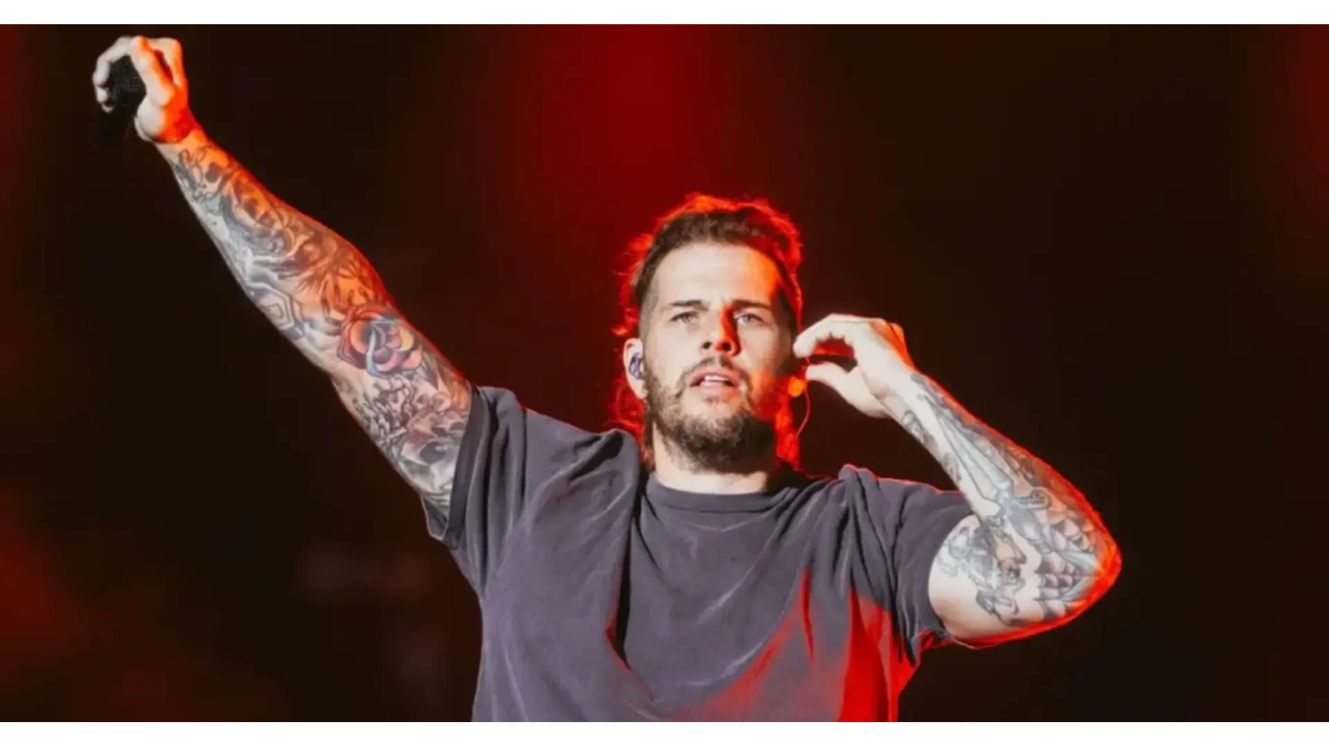 M. Shadows, vocalista do Avenged Sevenfold, canta no palco com braço erguido durante show — imagem promocional da turnê no Brasil em 2026.