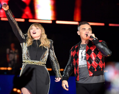 Taylor Swift e Robbie Williams se apresentam juntos no palco durante show em Londres.