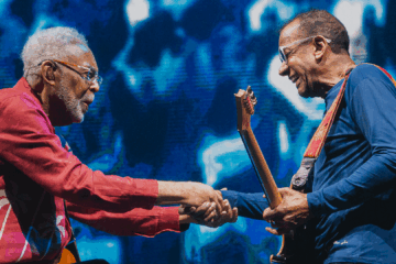 Gilberto Gil e Jorge Ben Jor se cumprimentam no palco durante o show de encerramento da turnê Tempo Rei no Rio de Janeiro, após mais de 30 anos sem tocarem juntos. Foto: Gabriella Ribeiro (Moodgate).