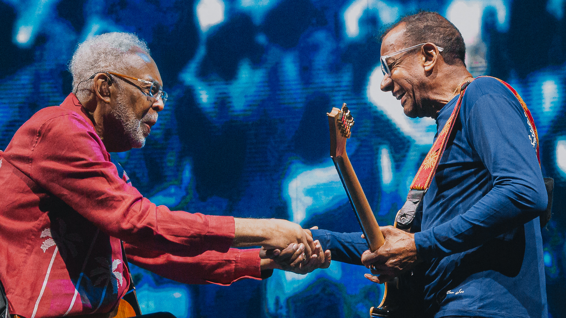 Gilberto Gil e Jorge Ben Jor se cumprimentam no palco durante o show de encerramento da turnê Tempo Rei no Rio de Janeiro, após mais de 30 anos sem tocarem juntos. Foto: Gabriella Ribeiro (Moodgate).